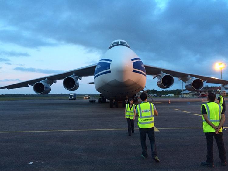 The An-124 carrying LPF arrives at Kourou